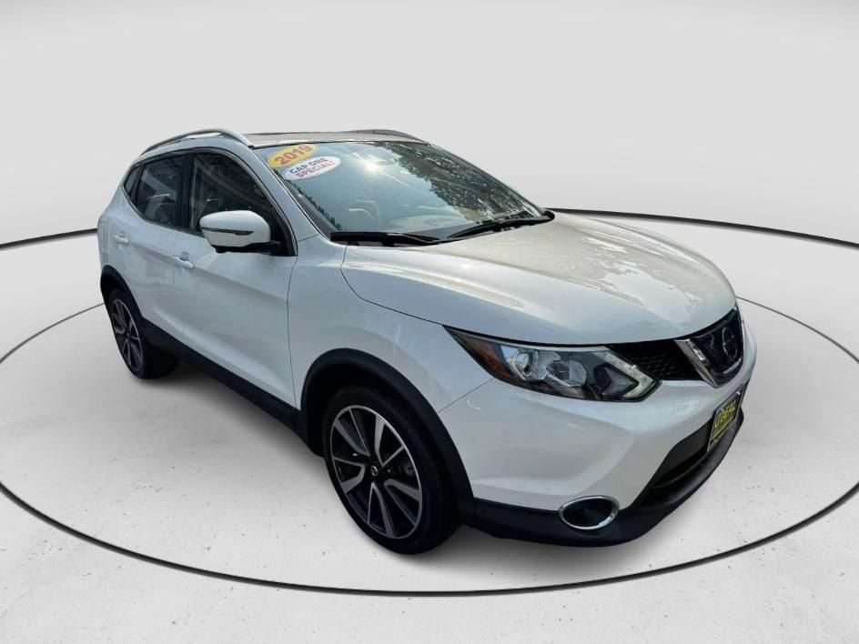 White SUV available at Staten Island car dealerships, ideal auto sales
